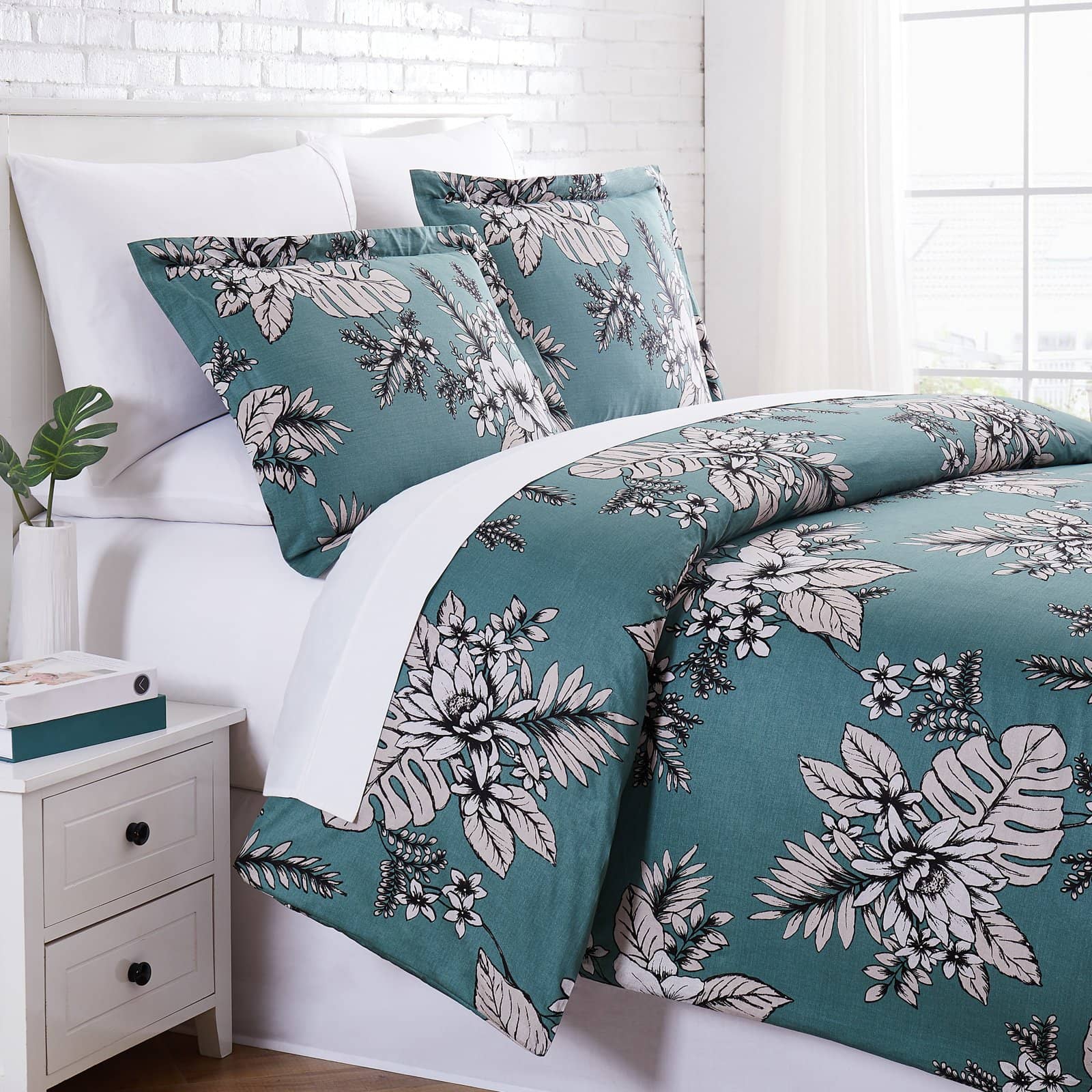 Flora Duvet Cover in Green#color_flora-green