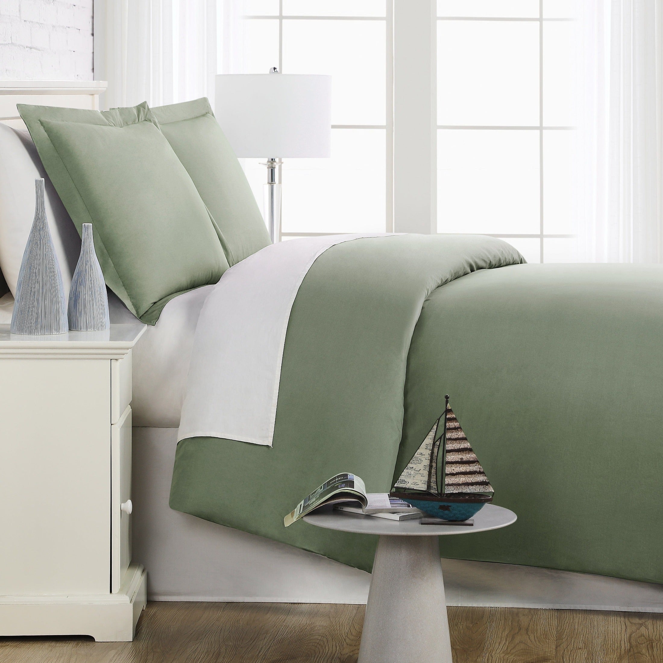 Side View of Everyday Essentials Duvet Cover Set in Dark Green#color_dark-green