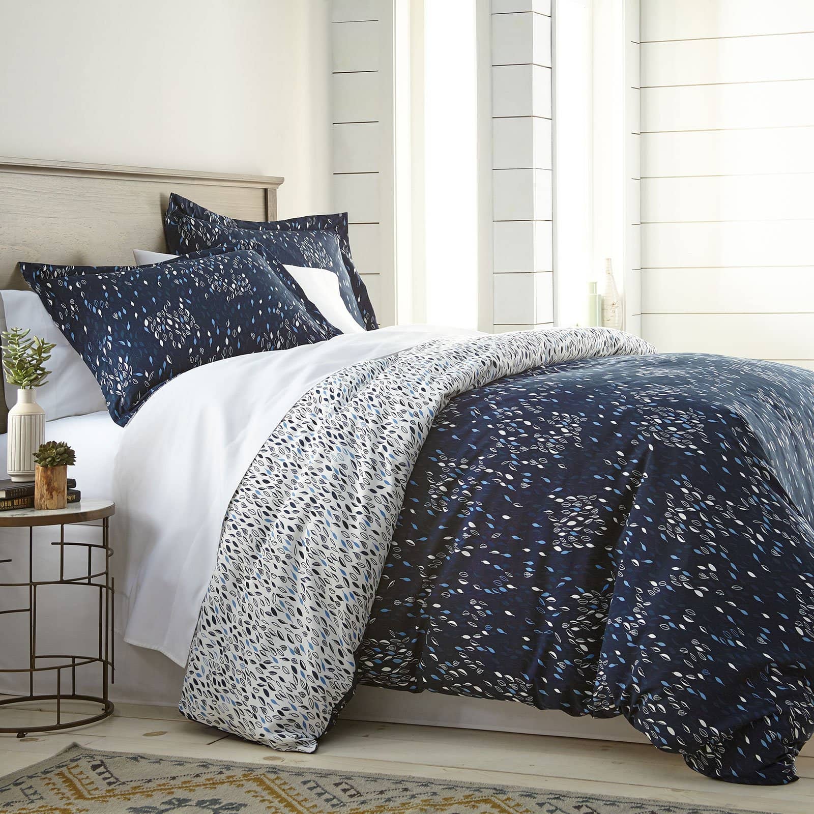 Botanical Leaves Reversible Duvet Cover Set in Blue#color_botanical-forest-blue