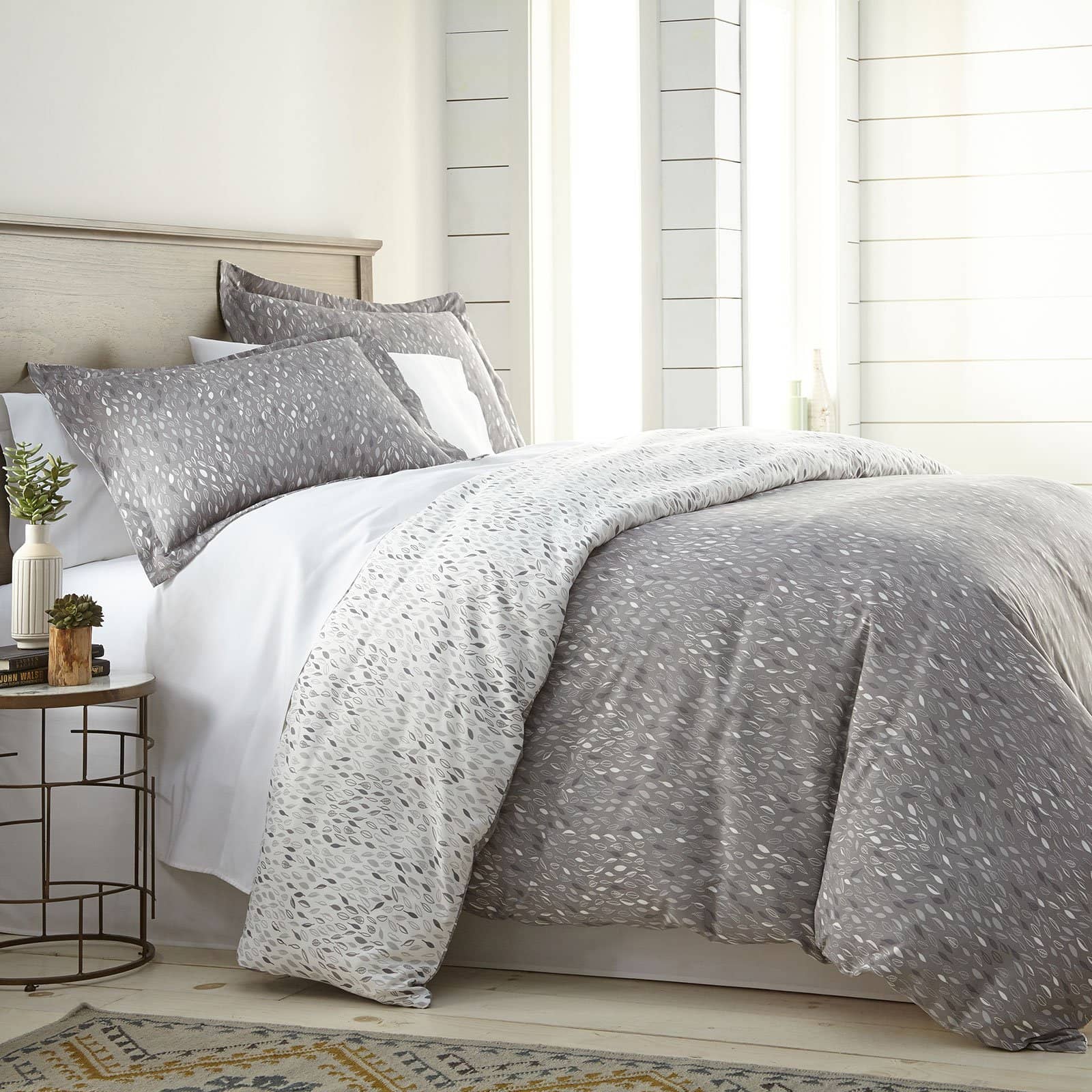 Botanical Leaves Reversible Duvet Cover Set in Grey#color_botanical-forest-grey