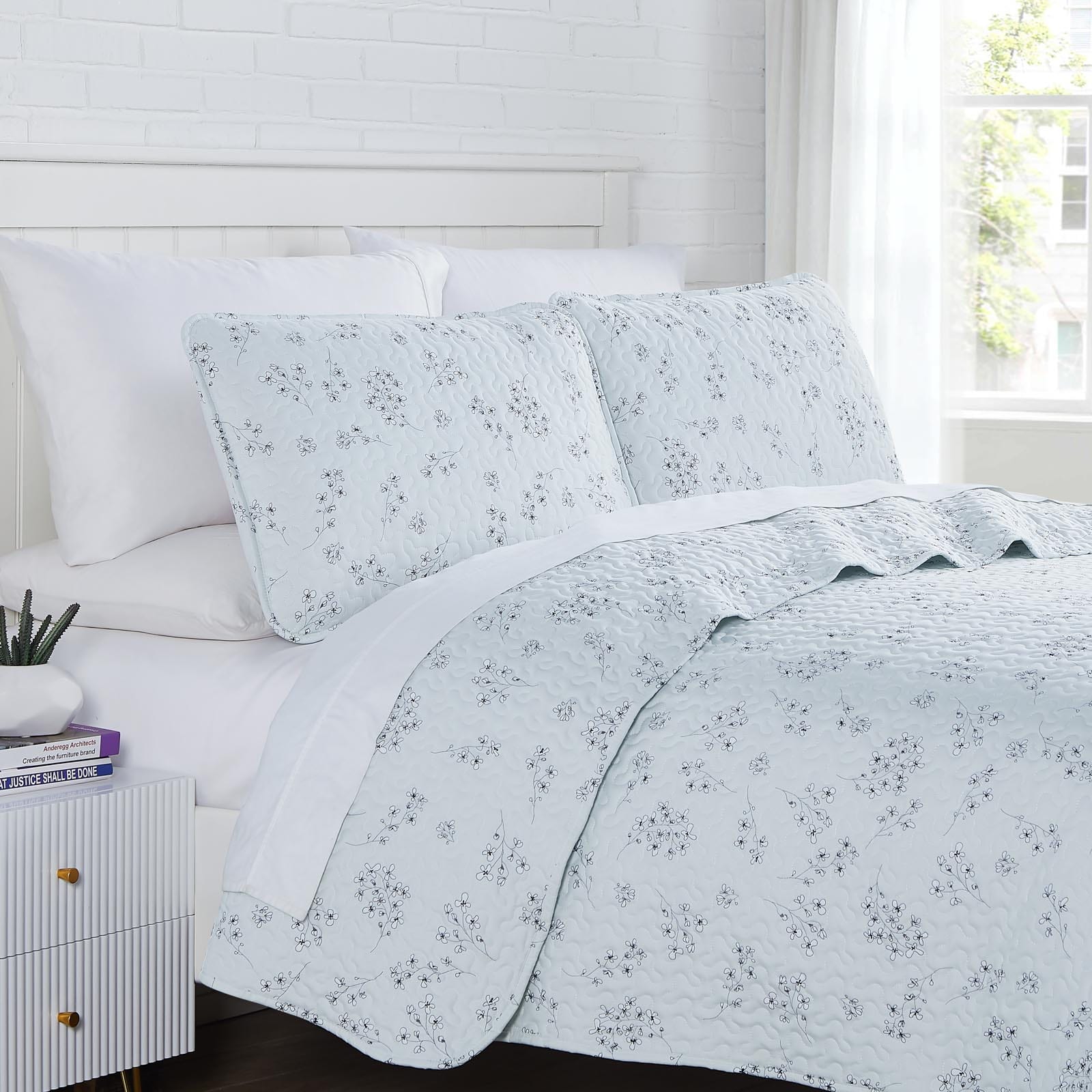 Sweet Florals Quilt Set