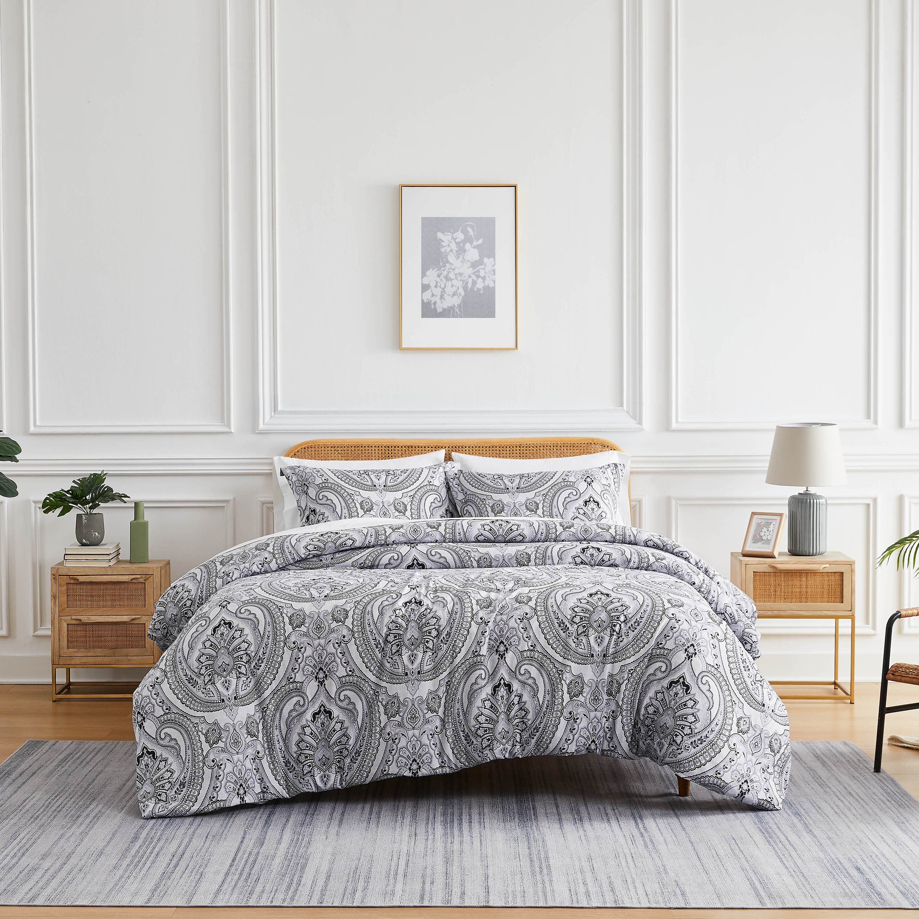 Front View of Pure Melody Comforter Set in black#color_pure-melody-black+