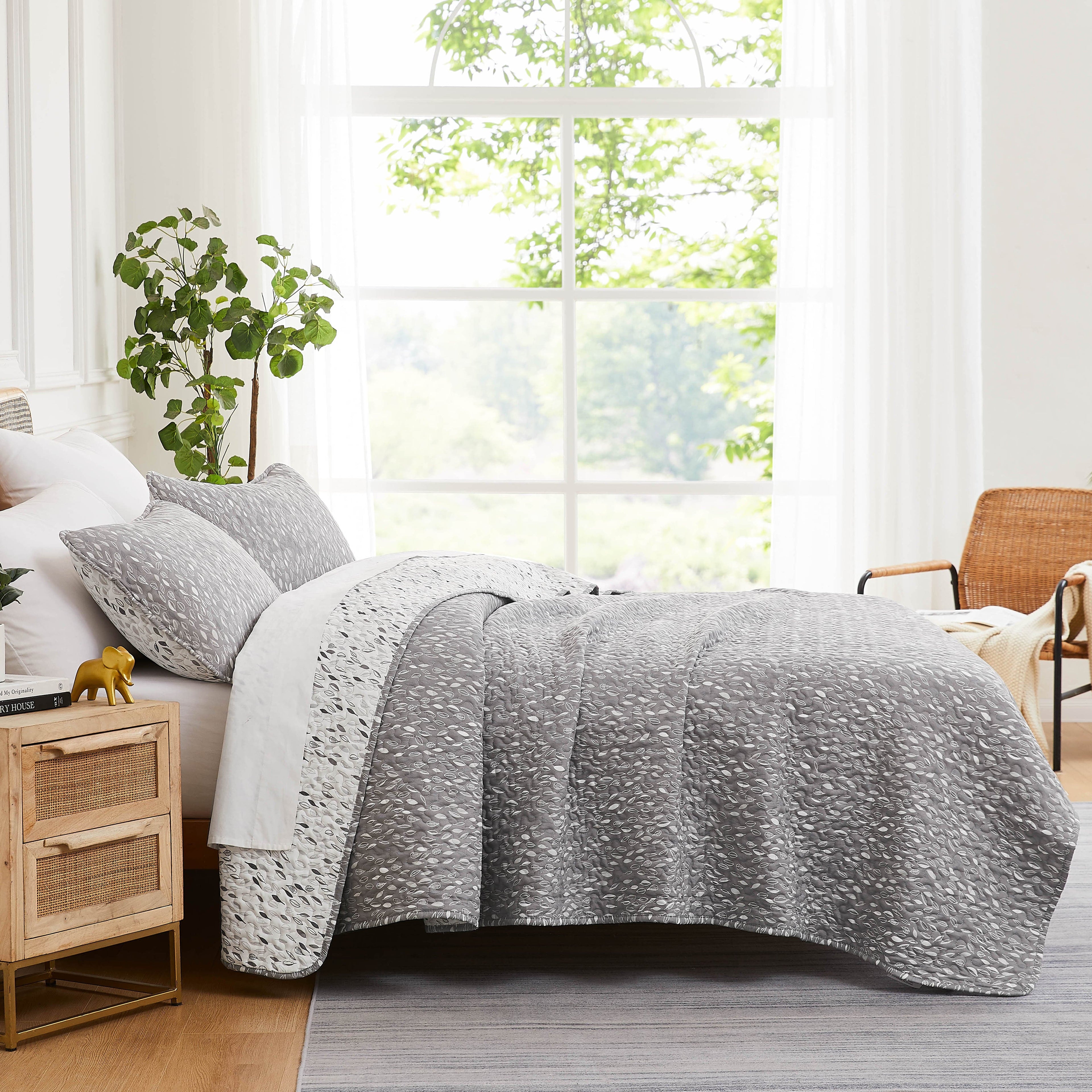 Botanical Leaves Reversible Quilt Set