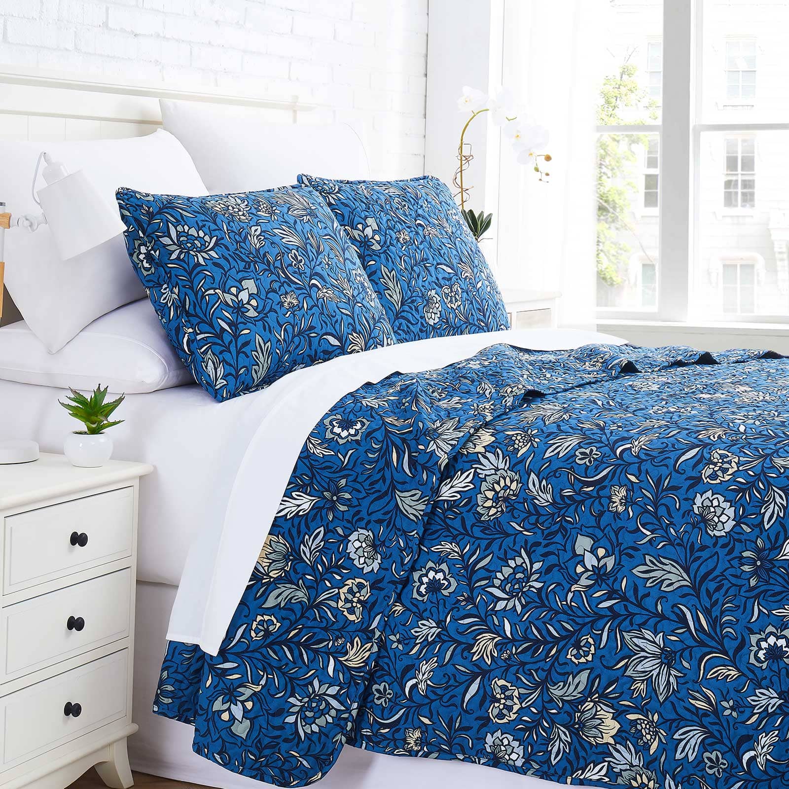 Blooming Blossoms Quilt Set in Blue#color_blooming-blossoms-blue