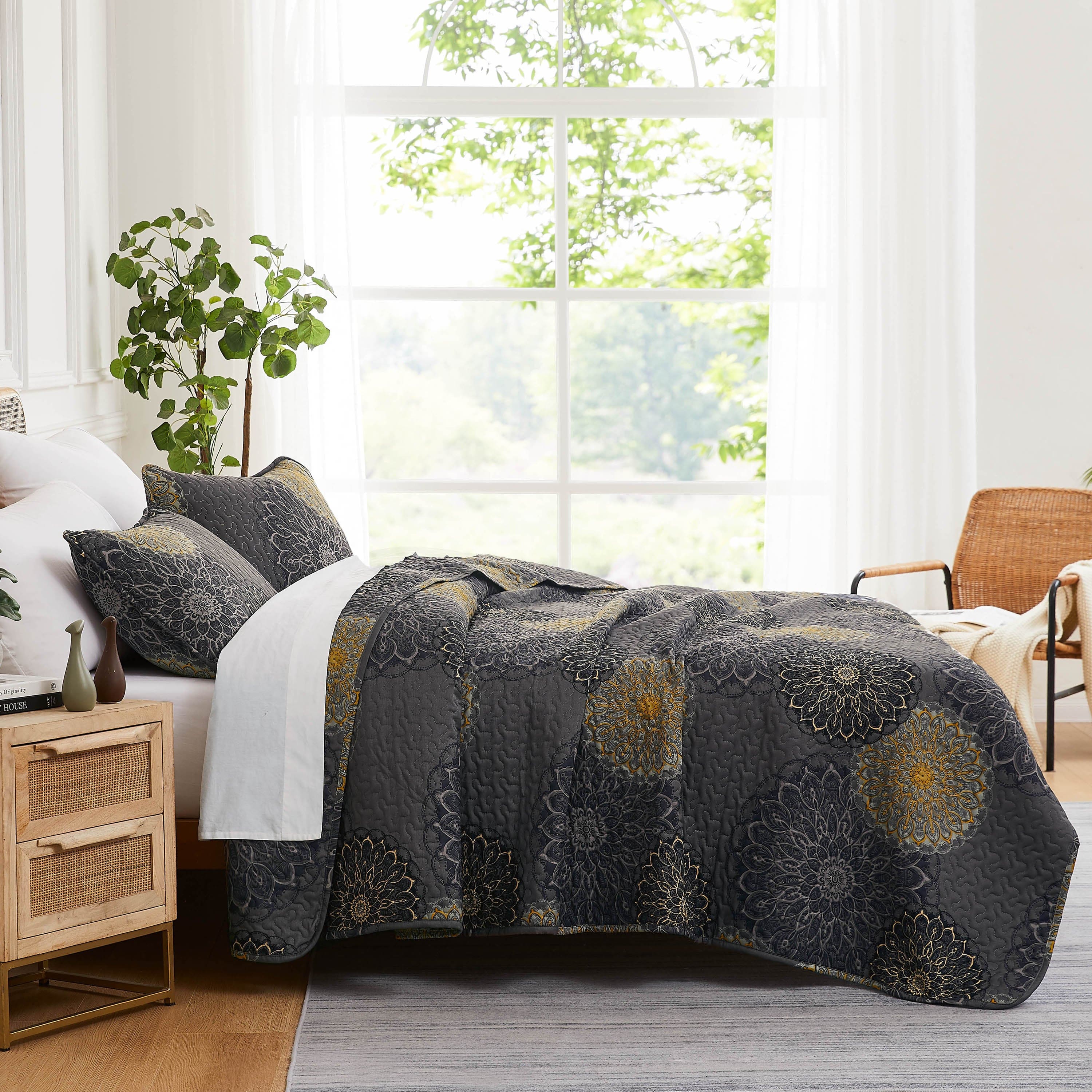 Midnight Floral Quilt Set