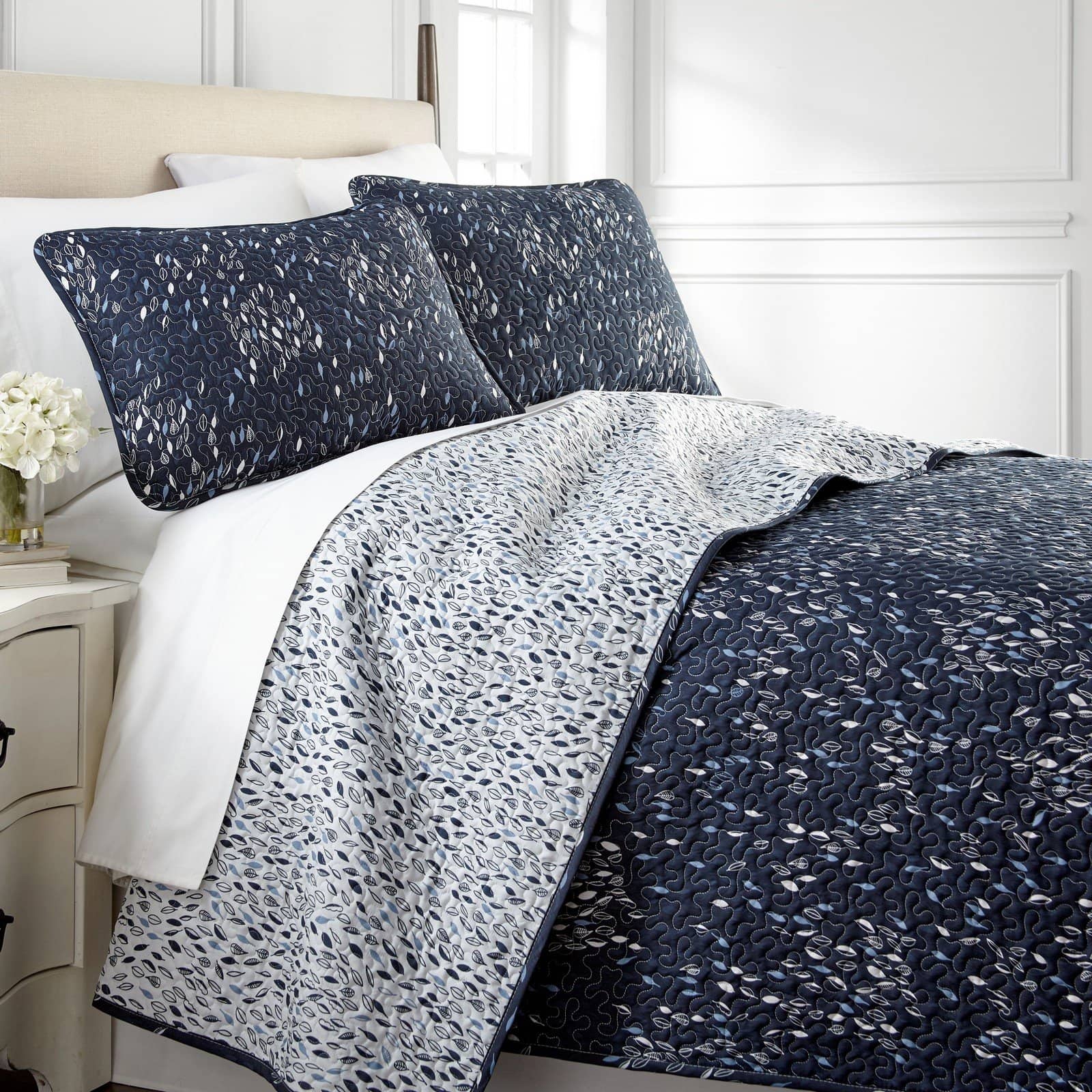 Vilano Choice Botanical Leaves Reversible Quilt Set in Blue#color_botanical-forest-blue
